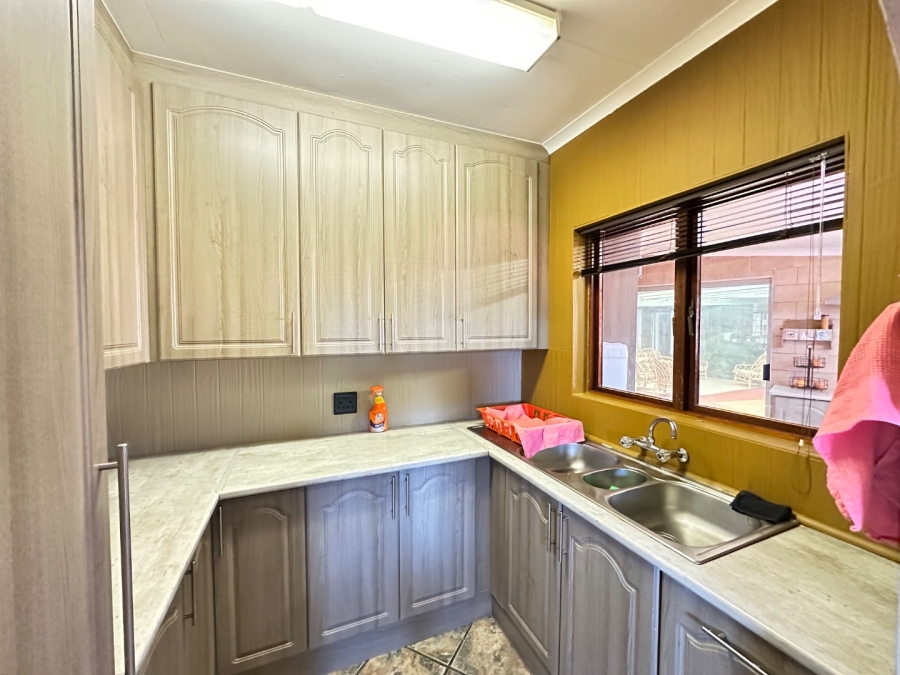 6 Bedroom Property for Sale in Heiderand Western Cape